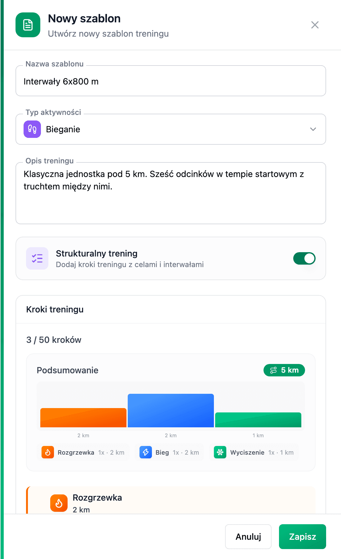 Formularz nowego szablonu biegowego z włączonym przełącznikiem Strukturalny trening i sekcją Kroki treningu, w której widać licznik trzy z pięćdziesięciu kroków oraz podsumowanie jednostki